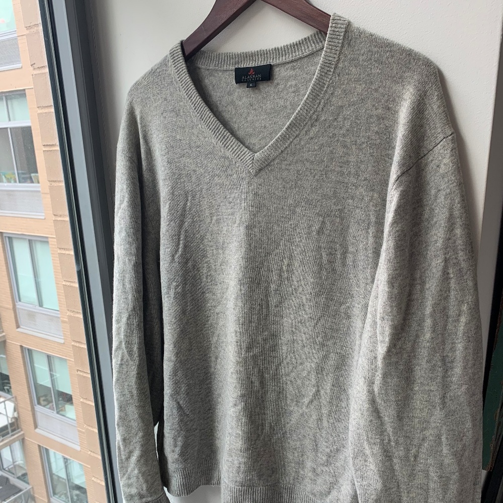 100% Cashmere V-Neck Pullover Sweater